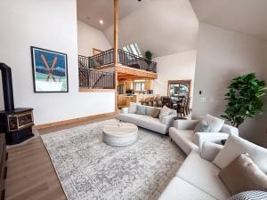 a living room with a couch and a table at Lakefront Beauty in Rocky Point