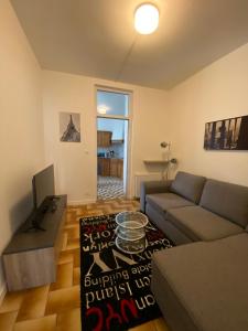 ein Wohnzimmer mit Sofa und Tisch in der Unterkunft la maison des copains, garage et wifi in Amiens