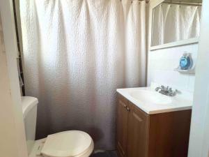 Et badeværelse på Cute Bungalow 1 Mile from U of A + 13 billeder