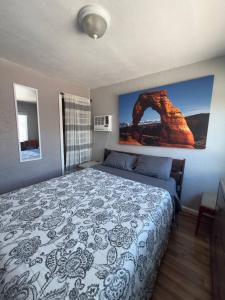 En eller flere senge i et værelse på Cute Bungalow 1 Mile from U of A