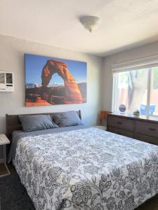 En eller flere senge i et værelse på Cute Bungalow 1 Mile from U of A