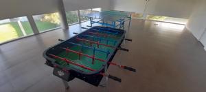 a ping pong table in a room with a table at Apartmento, Punta 30 Complejo in Mar Azul