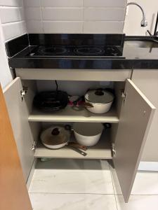 een keuken met een fornuis en enkele potten en pannen bij Flat 201 Paradise in João Pessoa