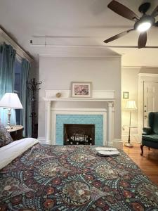 Postel nebo postele na pokoji v ubytování The Revival House