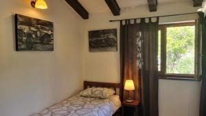 ein Schlafzimmer mit einem Bett und einem Fenster in der Unterkunft Villa Rapkinja in Rab + 34 Fotos