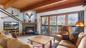 Μια τηλεόραση ή/και κέντρο ψυχαγωγίας στο Riverside Condos B101 by AvantStay Condo Close To Downtown Town Park Ski Lift 8