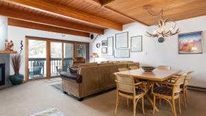 Χώρος καθιστικού στο Riverside Condos B101 by AvantStay Condo Close To Downtown Town Park Ski Lift 8