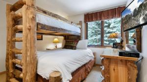 Ένα ή περισσότερα κρεβάτια σε δωμάτιο στο Riverside Condos B101 by AvantStay Condo Close To Downtown Town Park Ski Lift 8