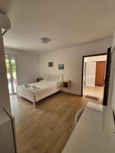 En eller flere senge i et værelse på Pali's Rooms & Lodges