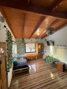 ein Wohnzimmer mit Sofa und Tisch in der Unterkunft Xperience Boutique Art Hostel San Pedro de Atacama in San Pedro de Atacama