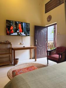 Телевизор и/или развлекательный центр в Serene City Hideaway in Phnom Penhs Heart +28 фотографий