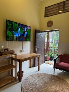 Телевизор и/или развлекательный центр в Serene City Hideaway in Phnom Penhs Heart