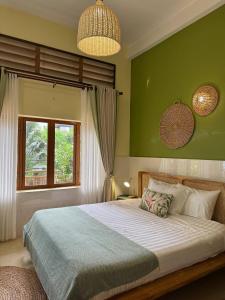 Un pat sau paturi într-o cameră la Serene City Hideaway in Phnom Penhs Heart