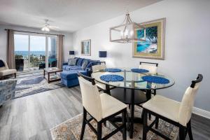uma sala de jantar e sala de estar com mesa e cadeiras em Ariel Dunes I 507 Beach side resort em Destin