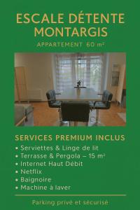 Un volante para una sala de conferencias con mesa y sillas. en Escale Secrète Détente Montargis Parking Gratuit, en Montargis