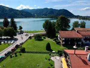 una vista aerea di un resort con un lago di Apartment SEEnsucht - Tolle Lage, nah am See, perfekt für Familien a Schliersee