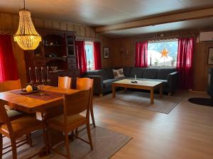 una sala de estar con una mesa y un sofá en Home with a view, en Lom