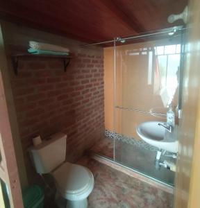 een badkamer met toilet en wastafel bij Artists loft w panoramic views pool in Taganga