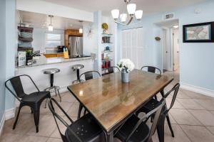 Η κουζίνα ή μικρή κουζίνα στο Emerald Isle 610 Beach Front condo