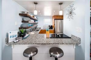 Η κουζίνα ή μικρή κουζίνα στο Emerald Isle 610 Beach Front condo +32 φωτογραφίες