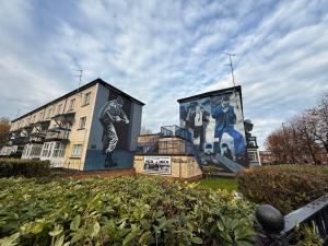 a building with a mural on the side of it at 2 Bedroom City Centre Apartment By Travel Lets Short Term Rental Agency Derry With Free WiFi in Derry Londonderry