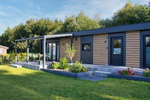a modular house with a garden in a yard at Ferienhaus Noa in Twist