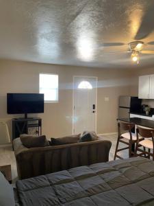 TV a/nebo společenská místnost v ubytování Relaxing Central Studio-Close to Everything