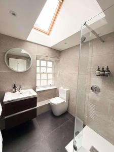 Cosy cottage for two in the highlands في Fortingall: حمام مع مرحاض ومغسلة ودش