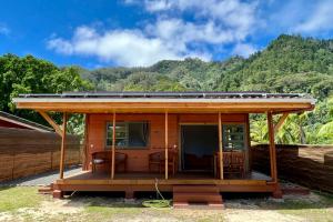 Nespecifikovaný výhled na hory nebo výhled na hory při pohledu z chaty