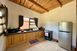 Kuchyň nebo kuchyňský kout v ubytování Fare Tau Otaha - Comfy cabin w Private Beach Access