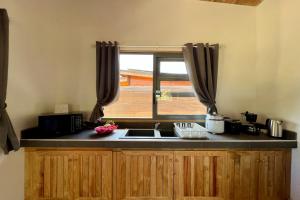 Kuchyň nebo kuchyňský kout v ubytování Fare Tau Otaha - Comfy cabin w Private Beach Access