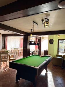 Τραπέζι μπιλιάρδου στο Almir Bran +81 φωτογραφίες