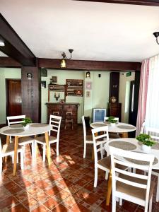 TV a/nebo společenská místnost v ubytování Almir Bran + 81 fotografií