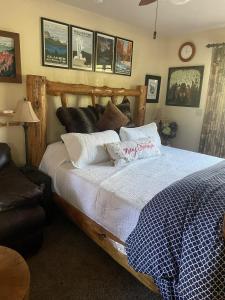 Ένα ή περισσότερα κρεβάτια σε δωμάτιο στο Stewart Chalet @ Yosemite/Bass Lake