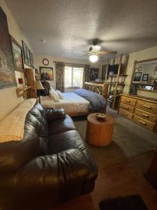 Ένα ή περισσότερα κρεβάτια σε δωμάτιο στο Stewart Chalet @ Yosemite/Bass Lake