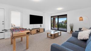 TV a/nebo společenská místnost v ubytování By The Bay