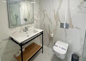 Et badeværelse på Skol 206 Marbella + 33 billeder