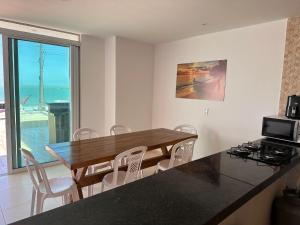 Η κουζίνα ή μικρή κουζίνα στο Suite2 com ar condicionado e a Beira mar , cozinha compartilhada e completa Micro ondas air fryer forno elétrico fogão Geladeira freezer gelagua e cafeteria elétrica Tudo para vc se sentir em casa além de um Deck com churrasqueira vista mar +9 φωτογραφίες