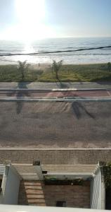 eine Luftansicht auf den Strand und das Meer in der Unterkunft Pousada dos Sonhos Costa Azul in Rio das Ostras