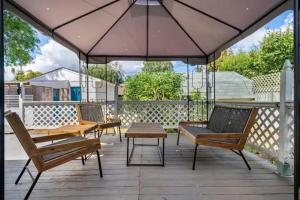 Un balcón o terraza en Bohemian Cozy 2-Bedroom Ideal Family Retreat