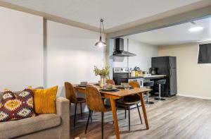 Una cocina o cocineta en Bohemian Cozy 2-Bedroom Ideal Family Retreat