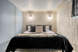 Una cama o camas en una habitación de Bohemian Cozy 2-Bedroom Ideal Family Retreat