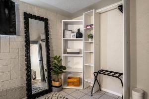 Galería fotográfica de Bohemian Cozy 2-Bedroom Ideal Family Retreat en Red Deer 33 fotos más