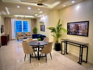 Μια τηλεόραση ή/και κέντρο ψυχαγωγίας στο Elysium Tower Boutique Apartments Facing Centaurus Mall Islamabad