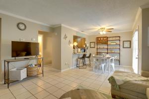 Μια τηλεόραση ή/και κέντρο ψυχαγωγίας στο Seminole Townhome Easy Access to Beaches!