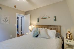 Ένα ή περισσότερα κρεβάτια σε δωμάτιο στο Seminole Townhome Easy Access to Beaches!