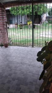 eine abgeschirmte Veranda mit Zaun und Garten in der Unterkunft Casa de la Abuela in Reyes + 2 Fotos