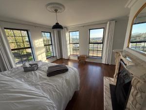 Giường trong phòng chung tại Cavan Equestrian Estate +33 ảnh