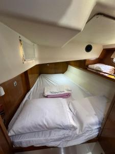 Ένα ή περισσότερα κρεβάτια σε δωμάτιο στο Veleiro MC Daud