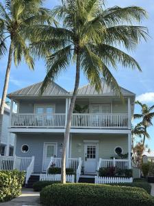 Tòa nhà nơi biệt thự tọa lạc